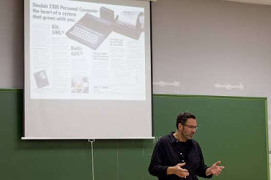 Un hombre en frente de un pared

El contenido generado por IA puede ser incorrecto.
